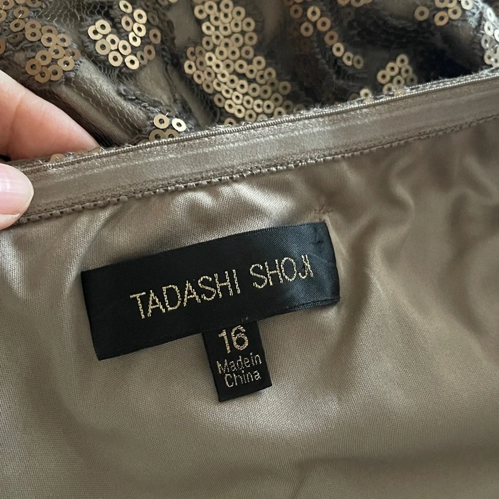 TADASHI SHOJI Elegant Gold Floral Gown - Picture 10 of 13